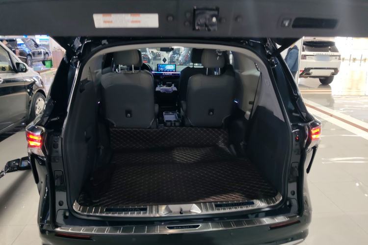 Used Toyota SIENNA 2023 2.5L Hybrid Luxury Edition Trunk