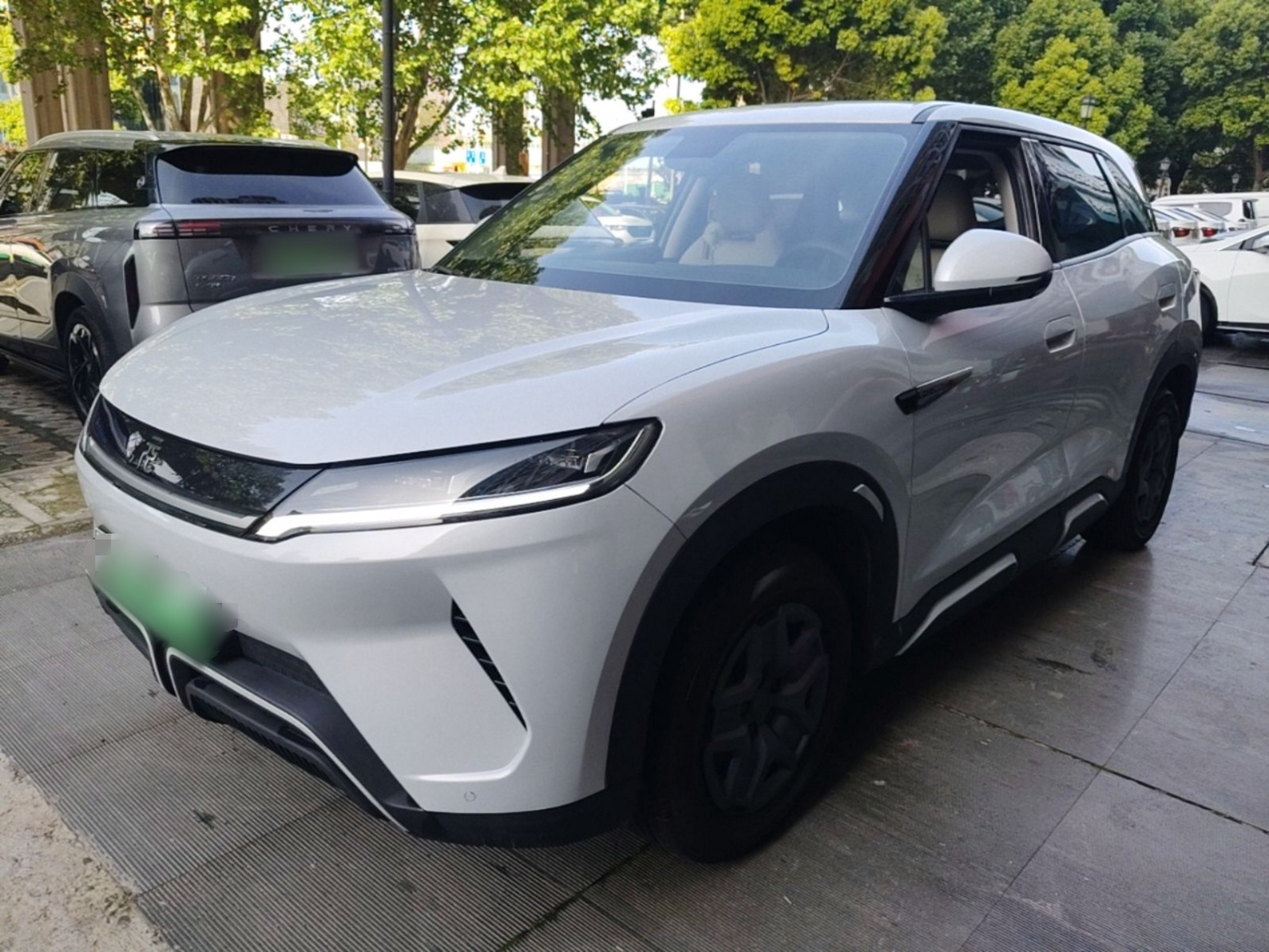 Под передней частью автомобиля