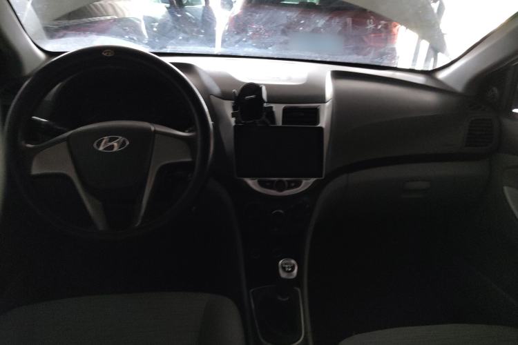 Used Hyundai Verna (older generation) 2014 1.4L Manual Smart GLS Trim Center Console