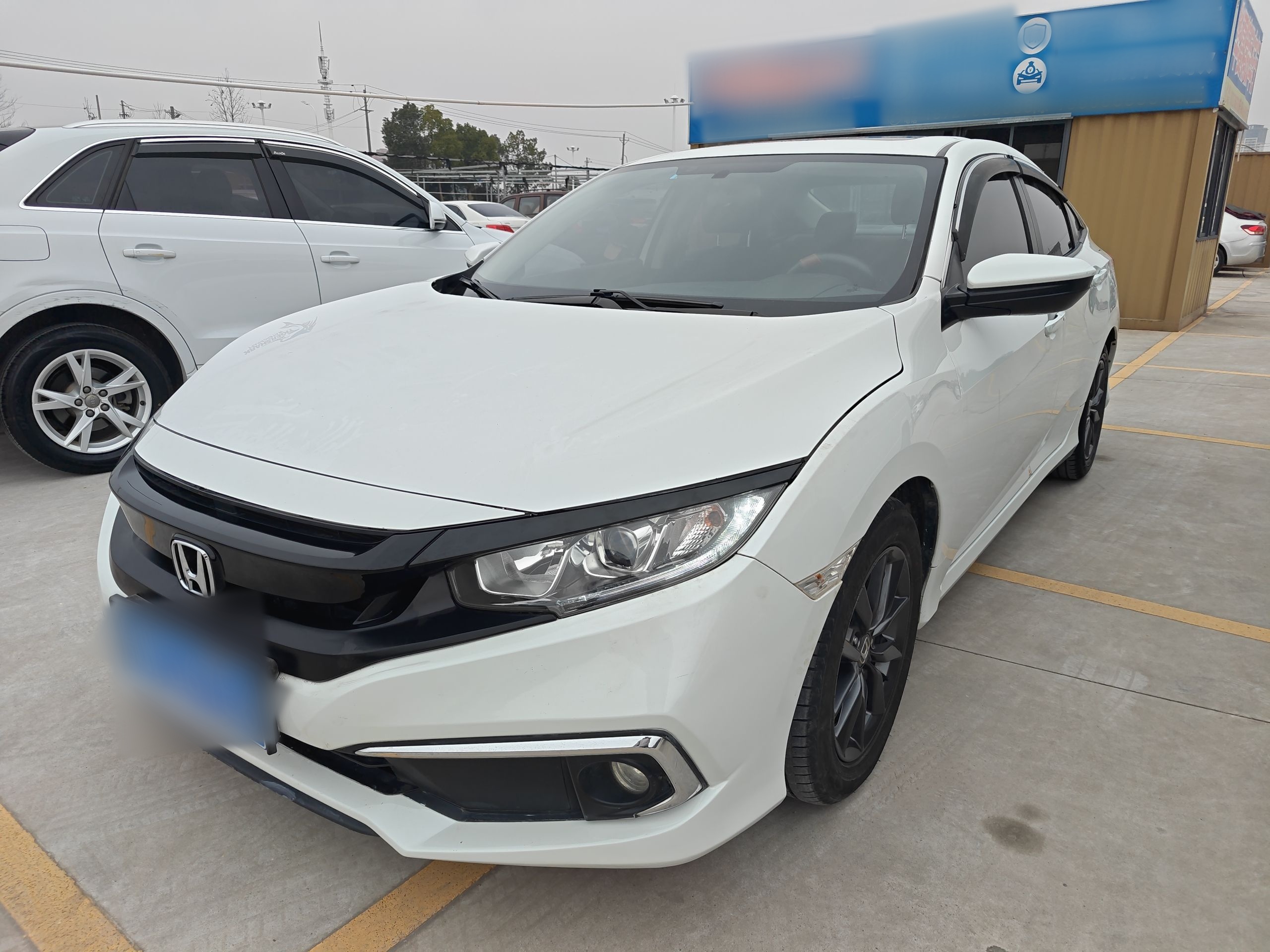 تحت مقدمة السيارة