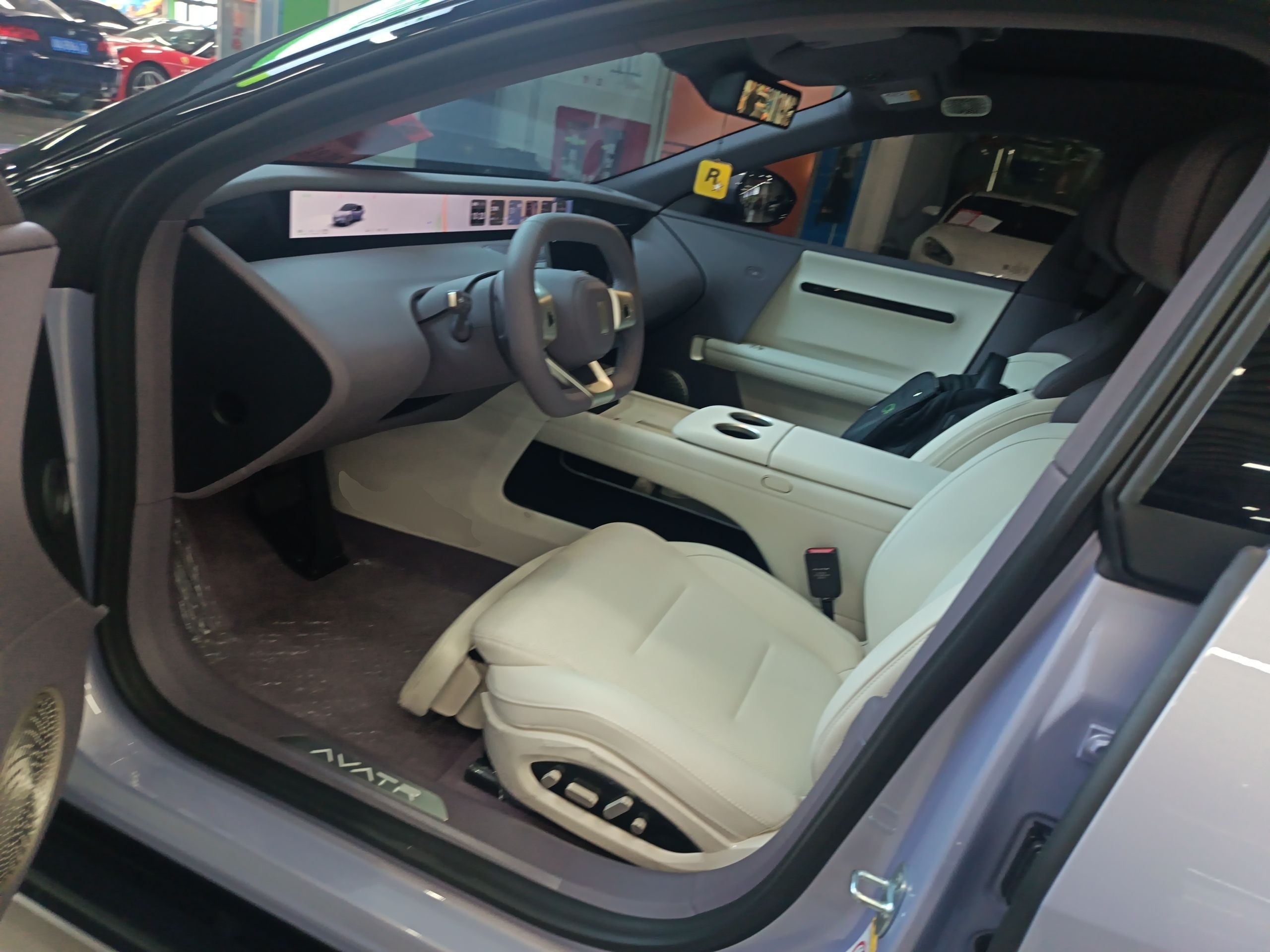 المقاعد الأمامية داخل السيارة