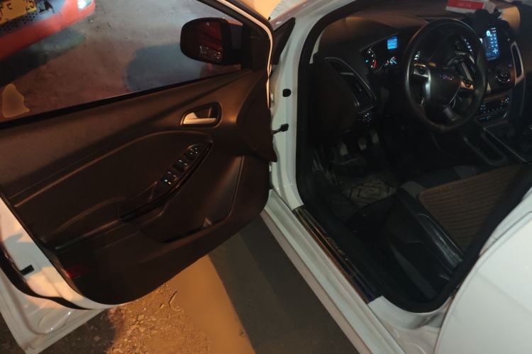 Used Ford Focus 2012 Hatchback 1.6L Manual Fashion Edition
