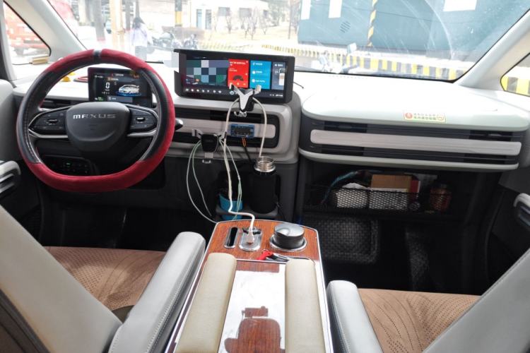 Used SAIC MAXUS Dana V1 2024 M1 Long-Wheelbase Low-Roof Passenger Version (64 kWh)
