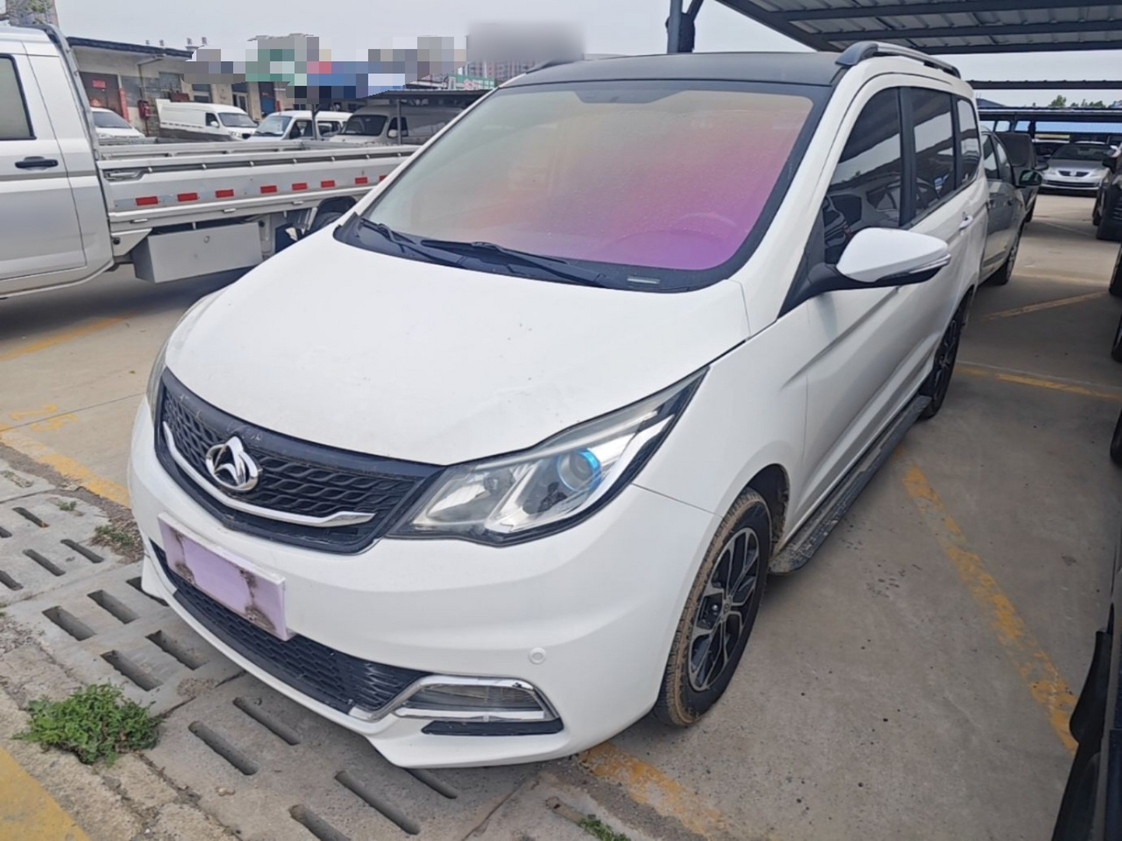 Под передней частью автомобиля