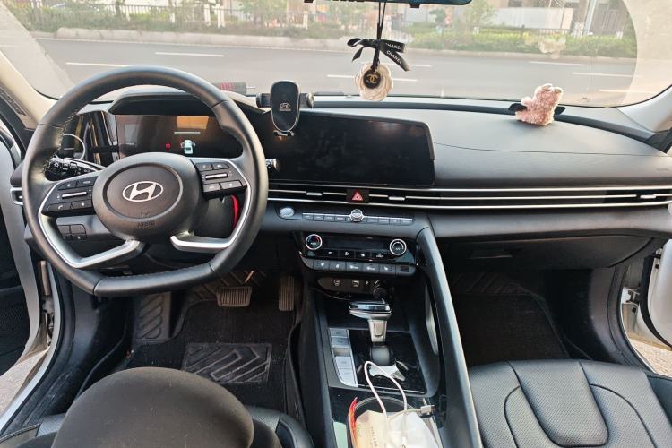 Used Hyundai Elantra 2023 1.5L CVT LUX Prestige Edition Center Console