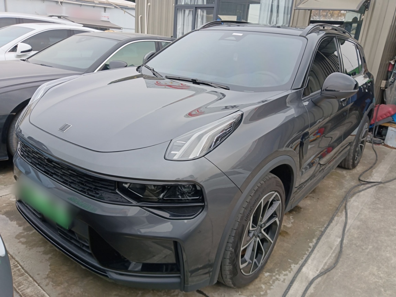 تحت مقدمة السيارة