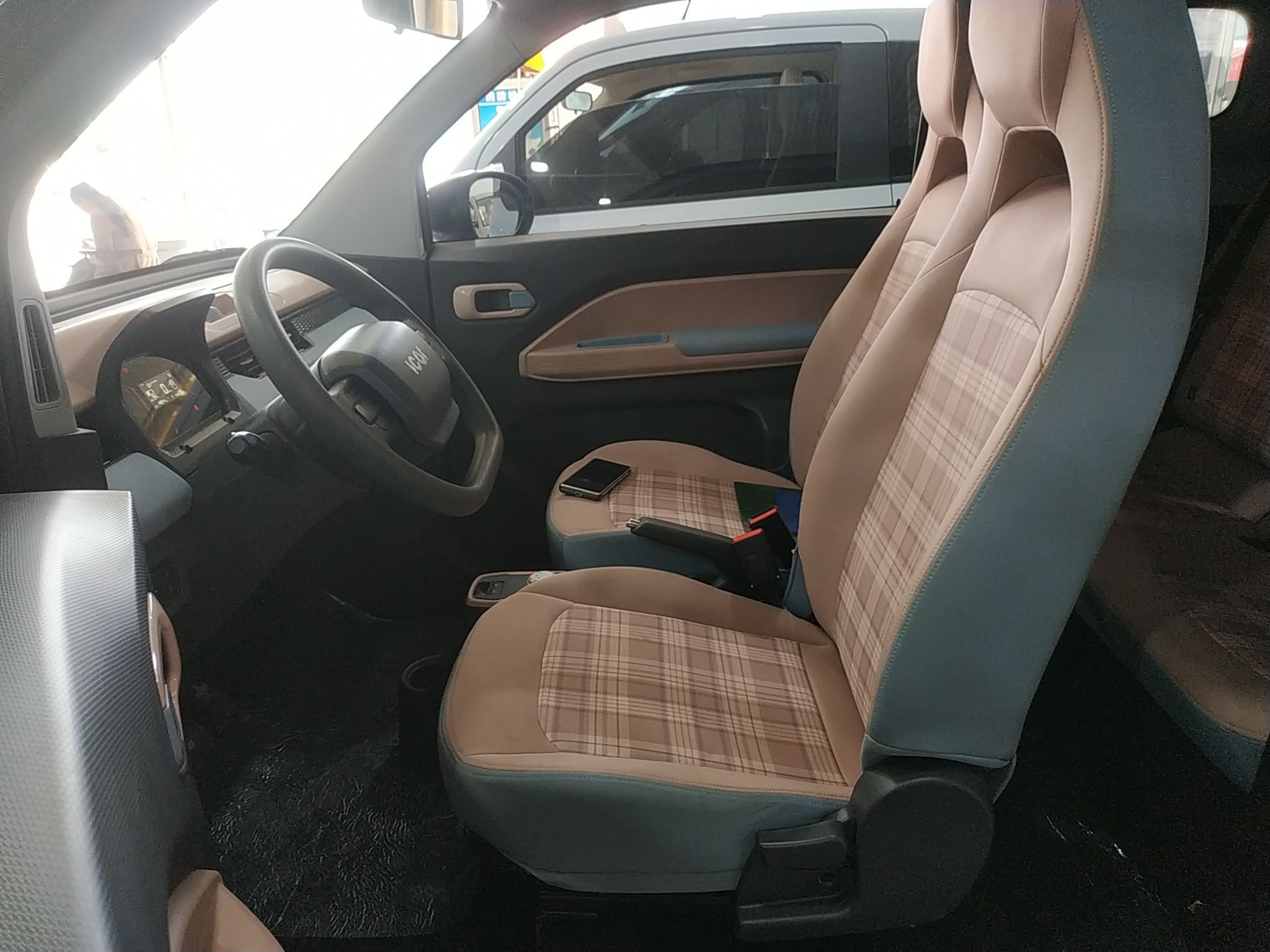 المقاعد الأمامية داخل السيارة