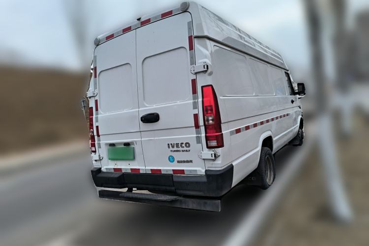 Used Iveco Daily 2023 2.5T V40 Van Long Wheelbase Mid-Roof Dual Tires Manual Doors 2-3 Seater
