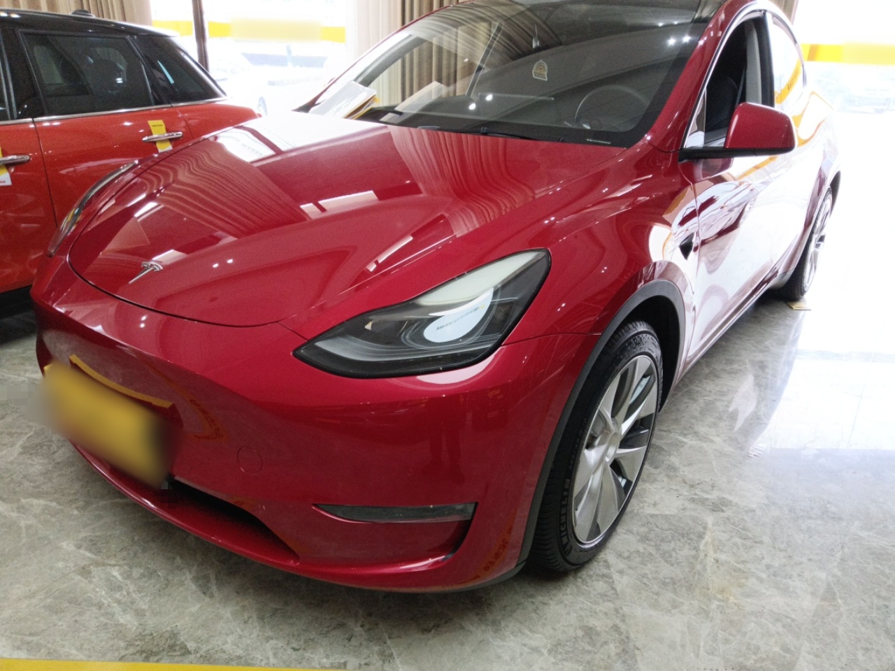 Под передней частью автомобиля