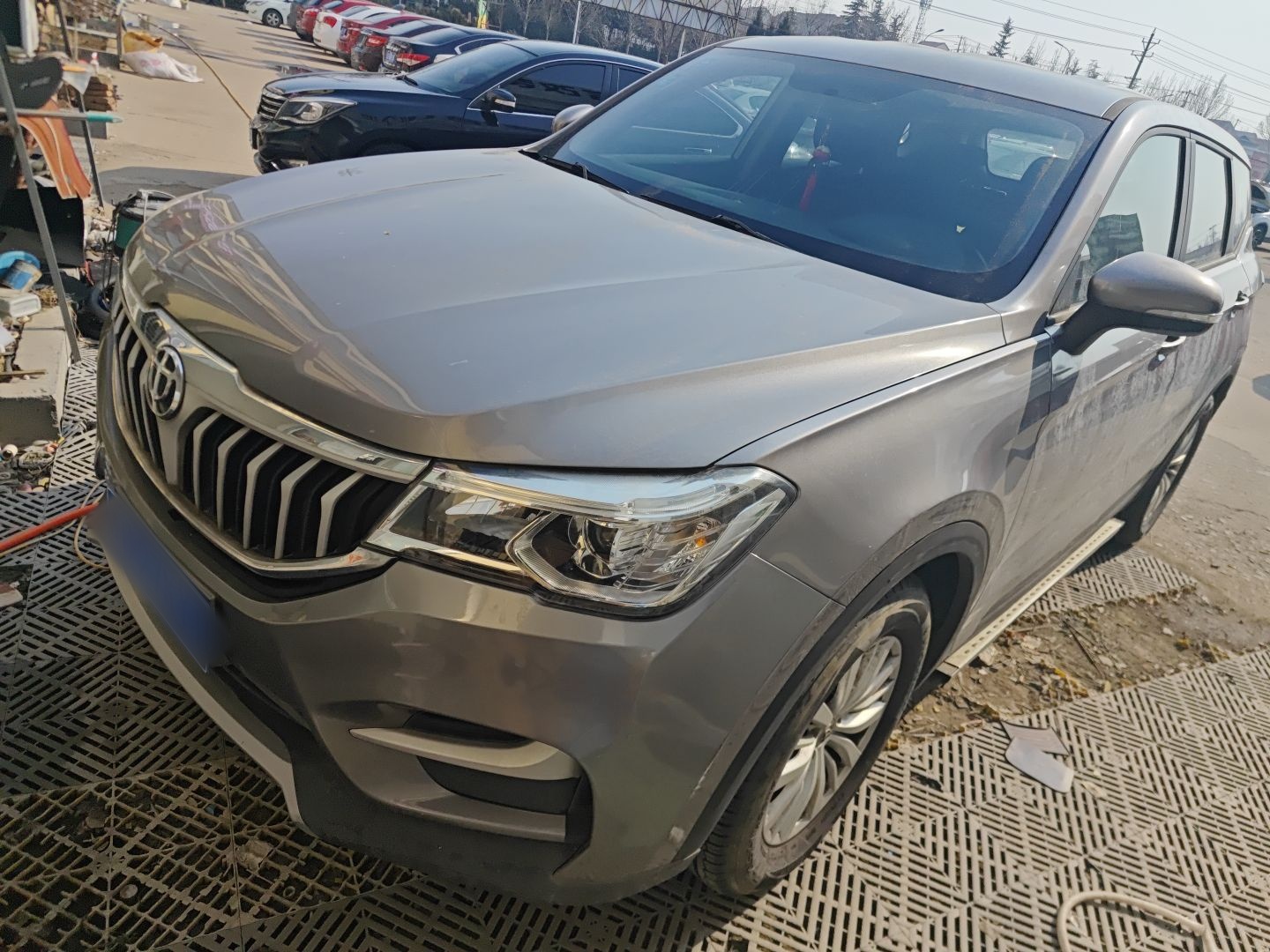 تحت مقدمة السيارة