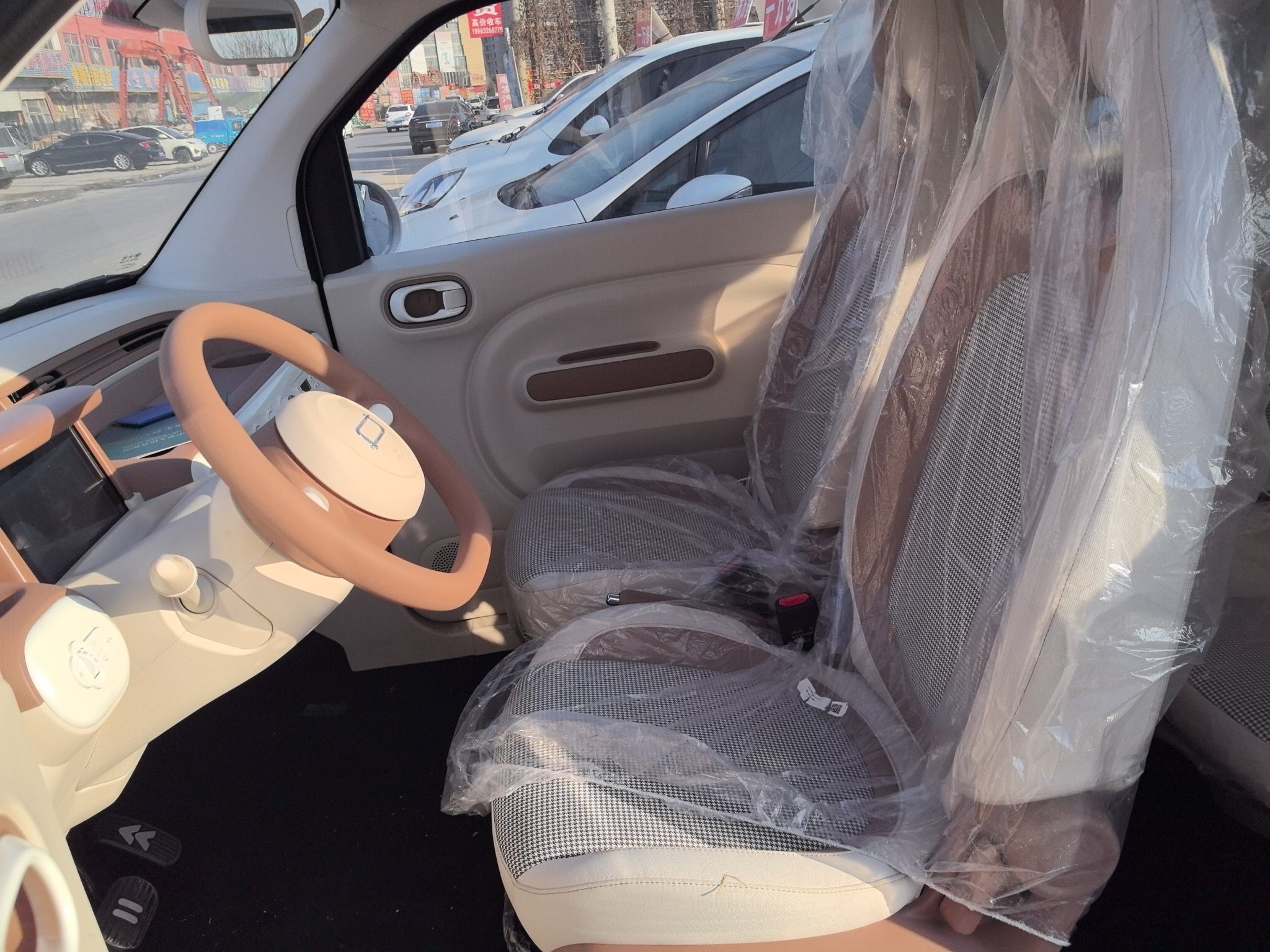 المقاعد الأمامية داخل السيارة