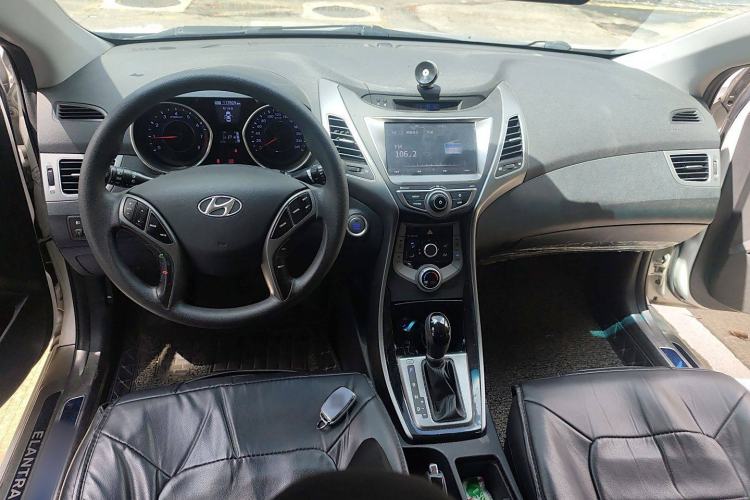 Used Hyundai Elantra (5th Generation / Langdong) 2016 1.6L Automatic Prestige Model Center Console