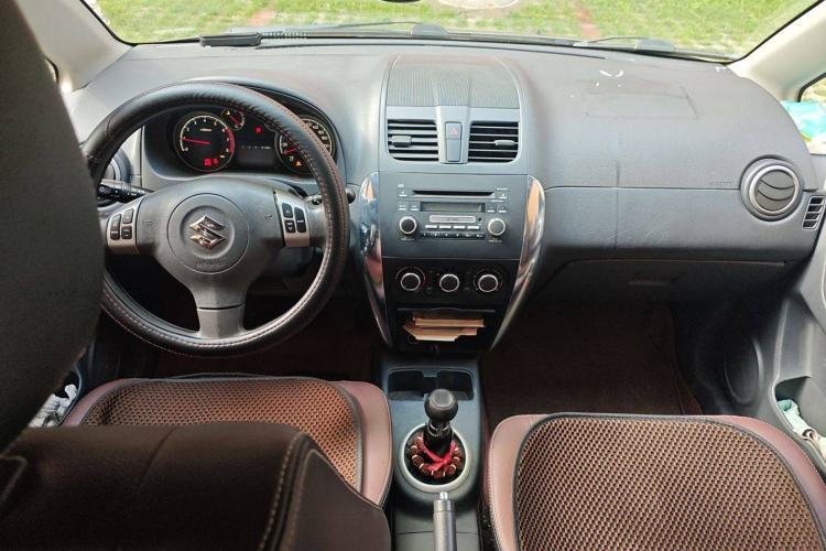 Used Suzuki SX4 2012 1.6L Manual Ruiqi Model Center Console