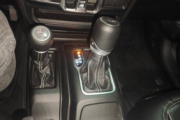 Used Jeep Wrangler 2019 2.0T Sahara Four-Door Brilliant Top Version China VI Emission Standard