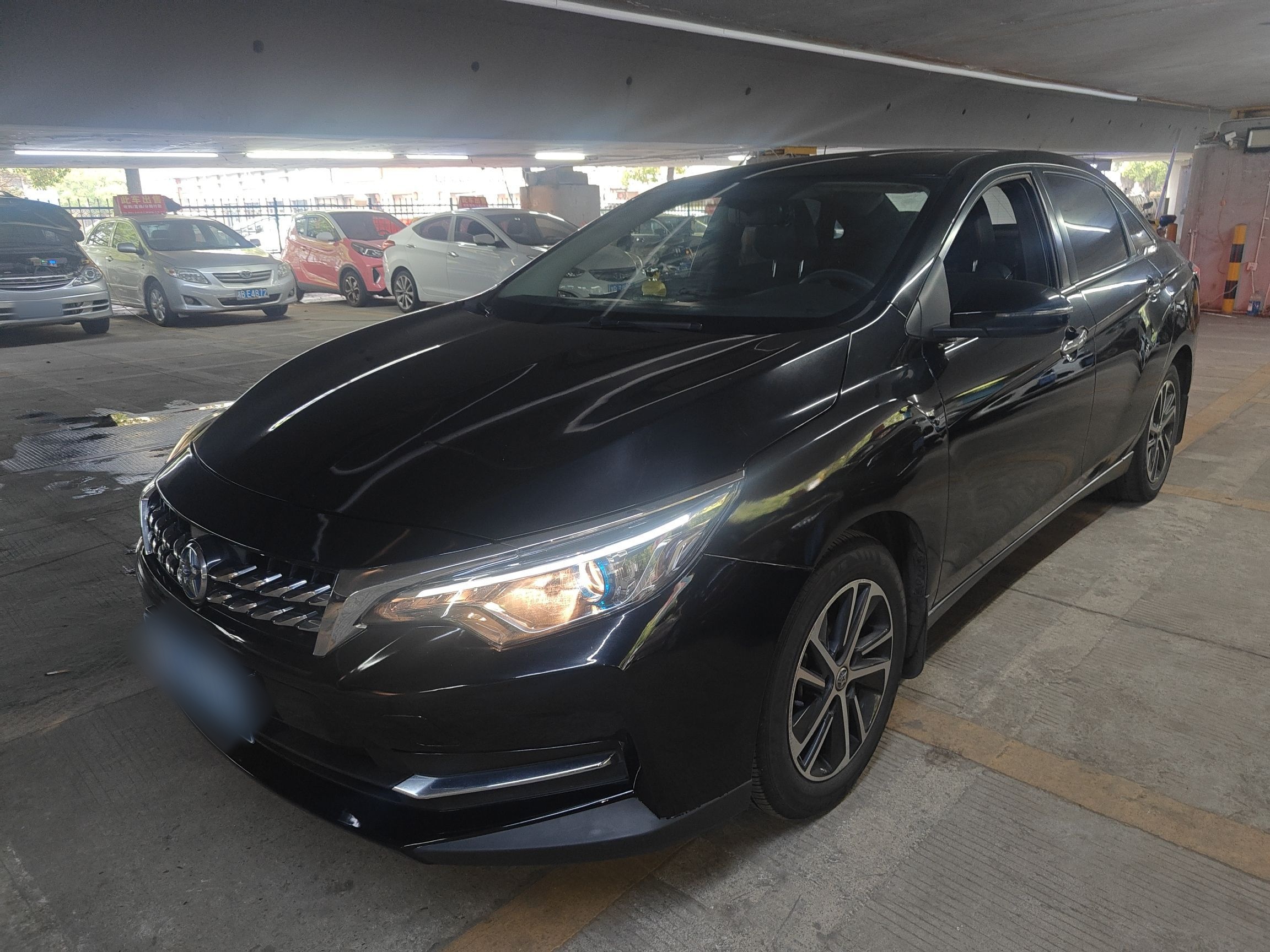 Под передней частью автомобиля