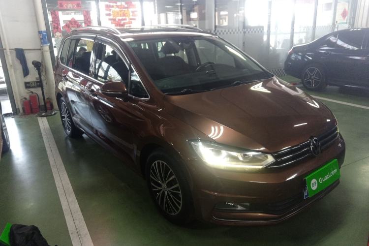 Used Volkswagen Touran 2016 Volkswagen Touran L 330TSI DSG Luxury Edition Front Right 45 Deg