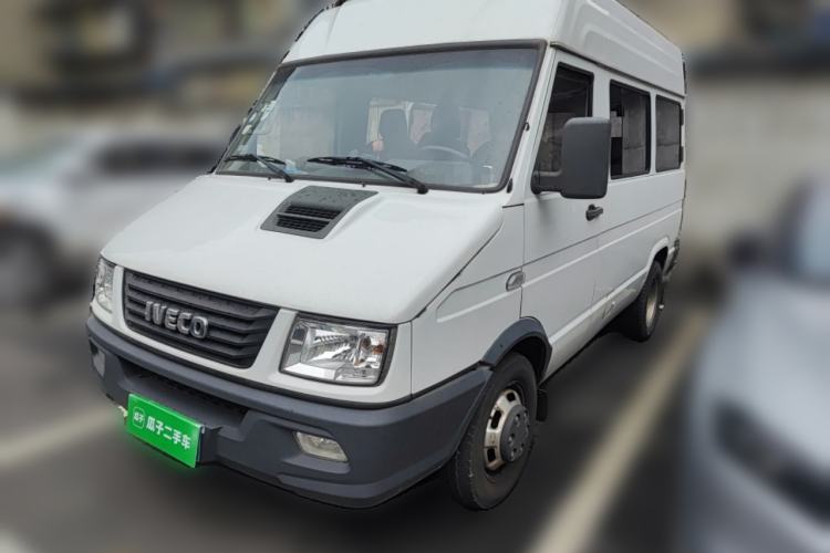 Used Iveco Daily 2020 2.5T A35 Passenger Van with Dual Tires Mid-Roof Design 5-9 Seater China V Emission Standard