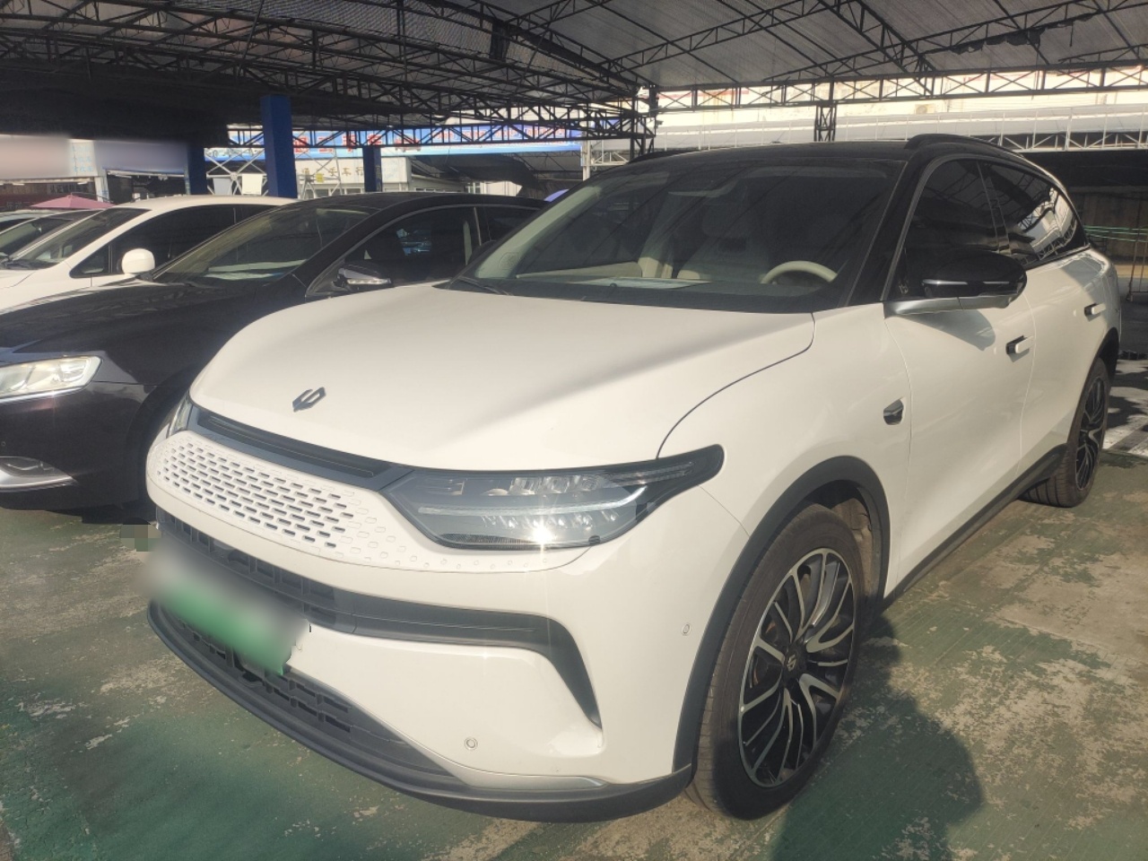 تحت مقدمة السيارة