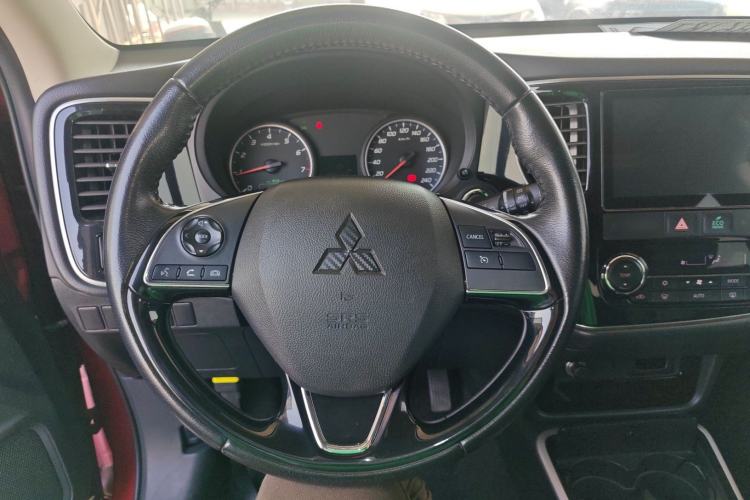Used Mitsubishi Outlander 2018 2.0L Two-Wheel Drive Glory Edition 5 Seats Steering Wheel