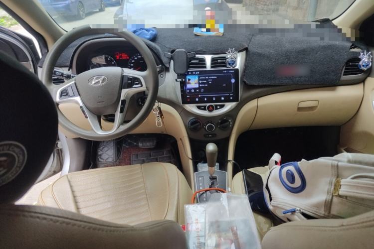 Used Hyundai Verna (older generation) 2010 Sedan 1.4L Automatic Fashionable GT Model Center Console