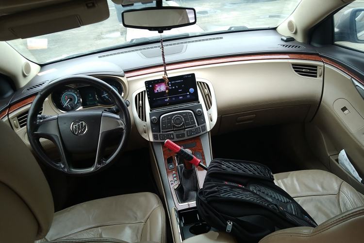 Used Buick LaCrosse 2011 2.4L SIDI Elegant Edition Center Console