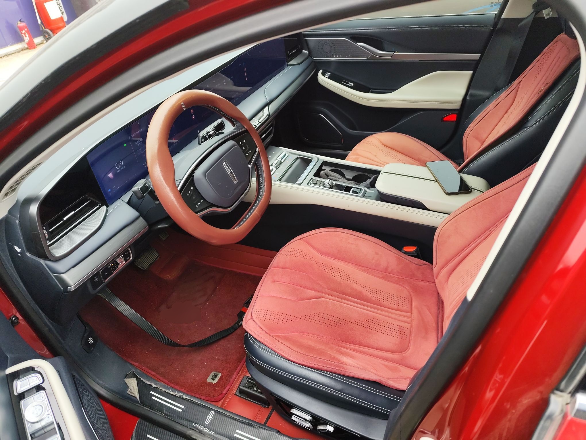 المقاعد الأمامية داخل السيارة