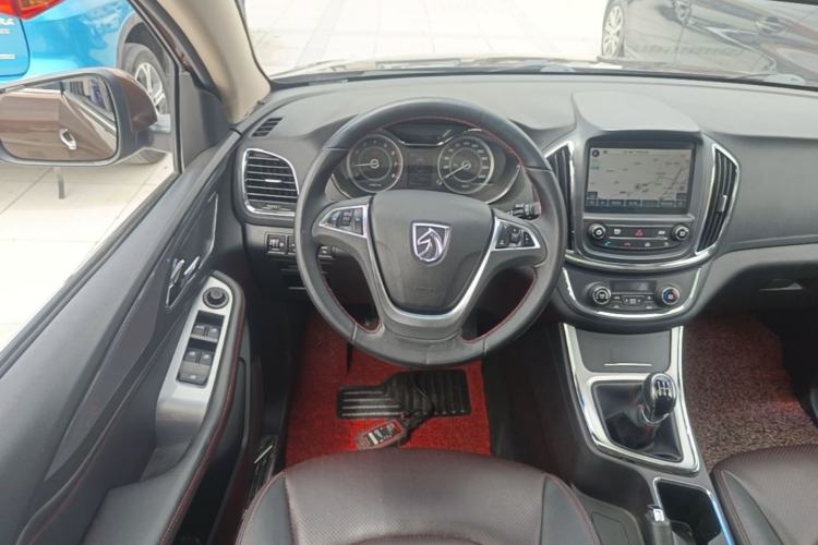 Used Baojun 560 2015 1.8L manual luxury version
