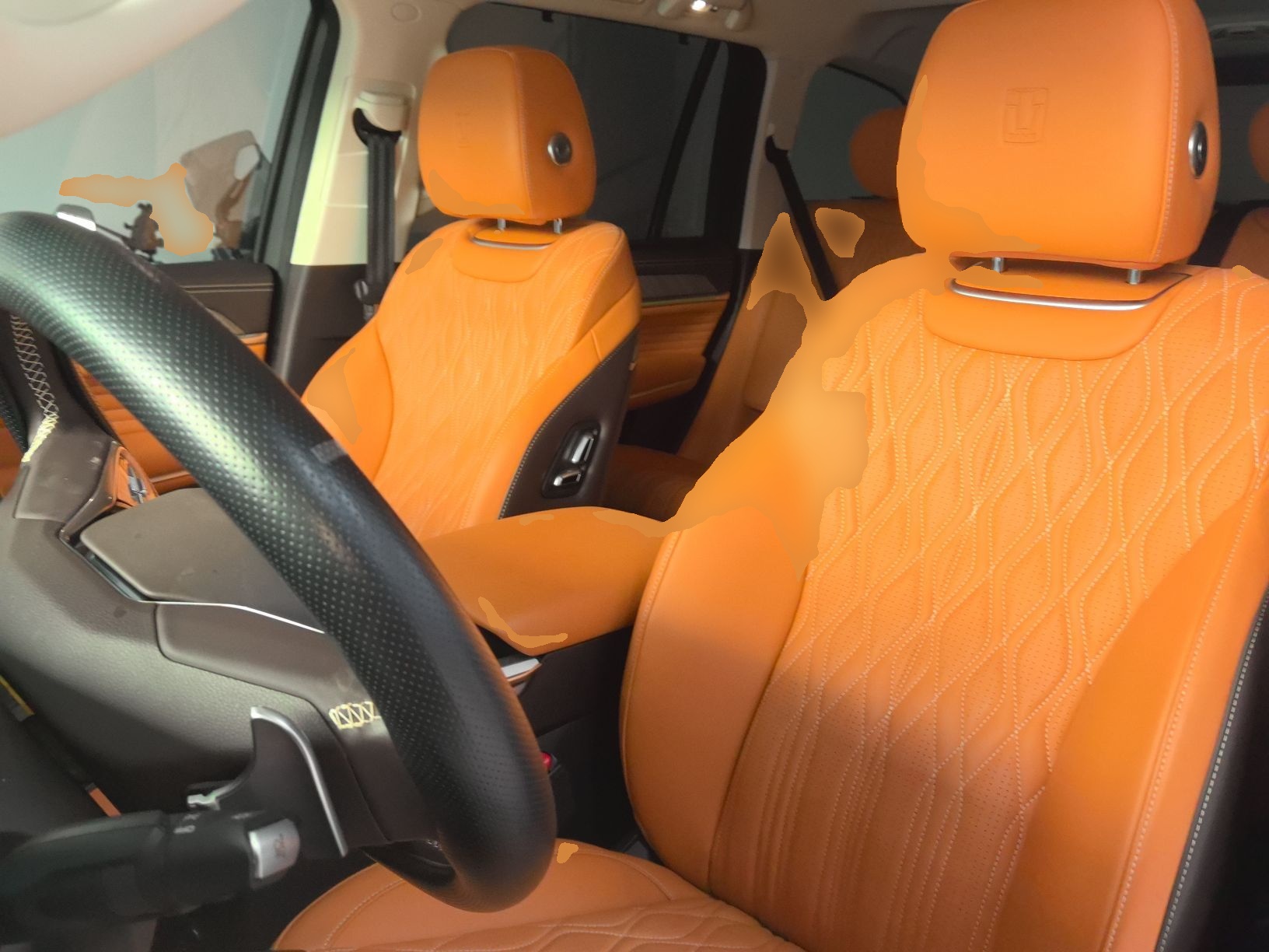 المقاعد الأمامية داخل السيارة