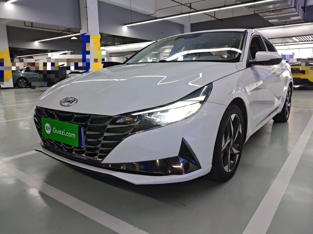 Под передней частью автомобиля