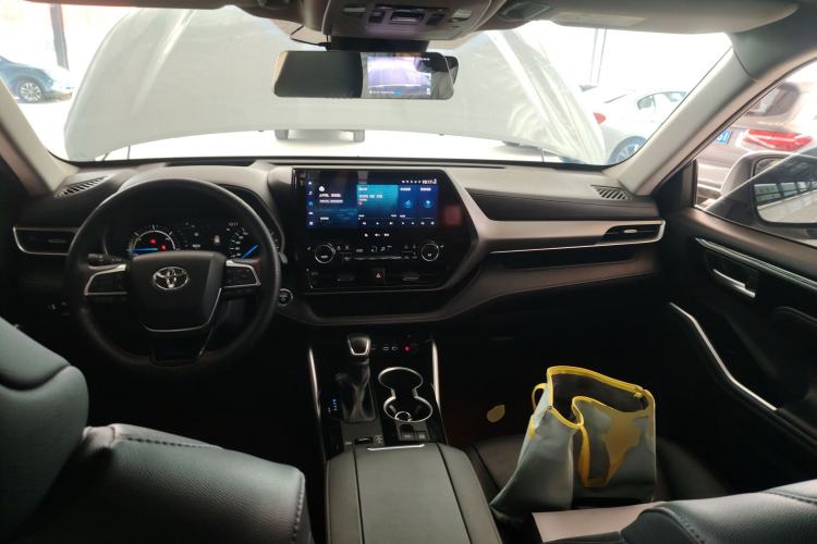 Used Toyota Highlander 2023 2.5L Smart Electric Hybrid Dual-Engine Four-Wheel Drive Prestige Version – 7 Seats Center Console