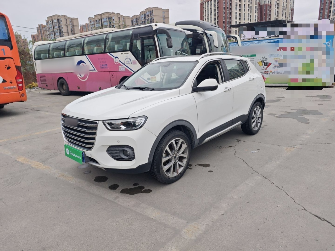 Под передней частью автомобиля