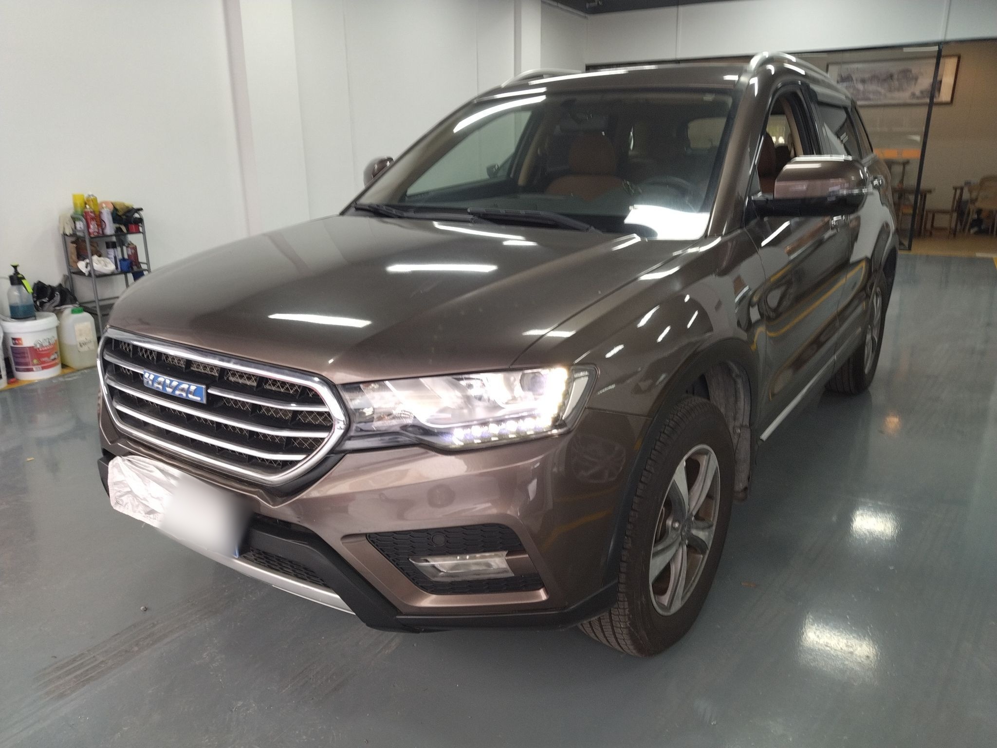 تحت مقدمة السيارة