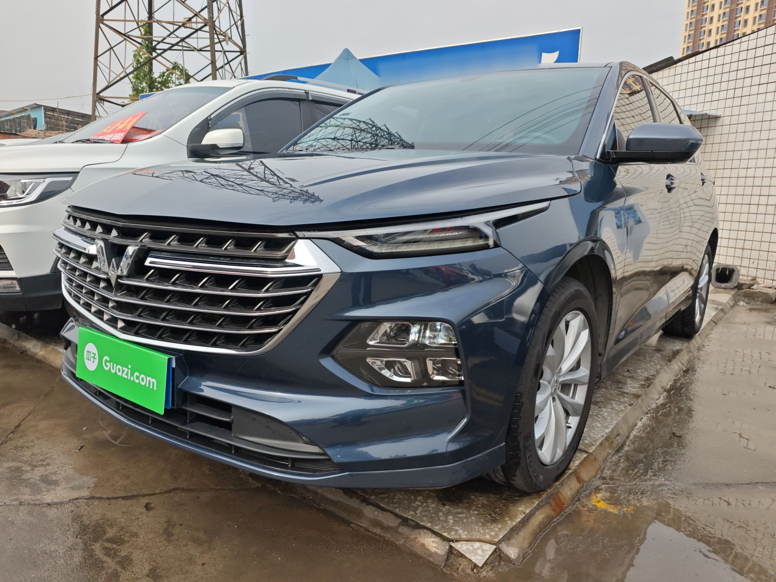 Под передней частью автомобиля