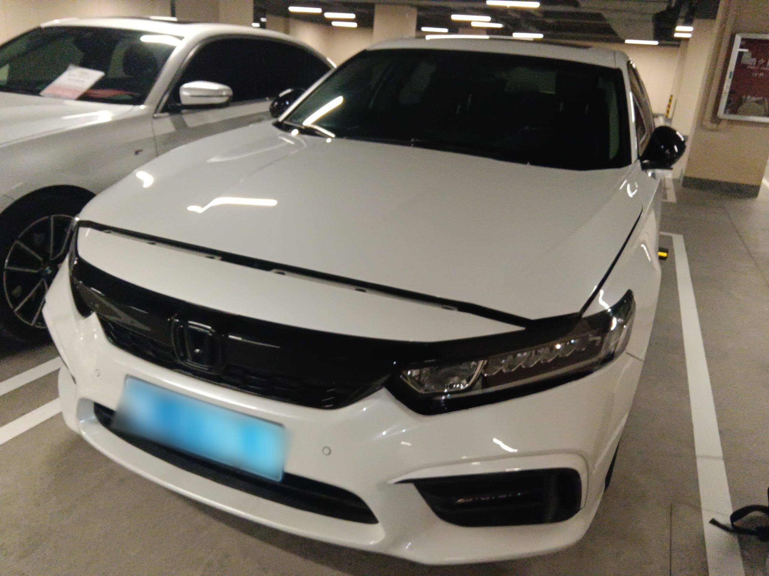 Под передней частью автомобиля