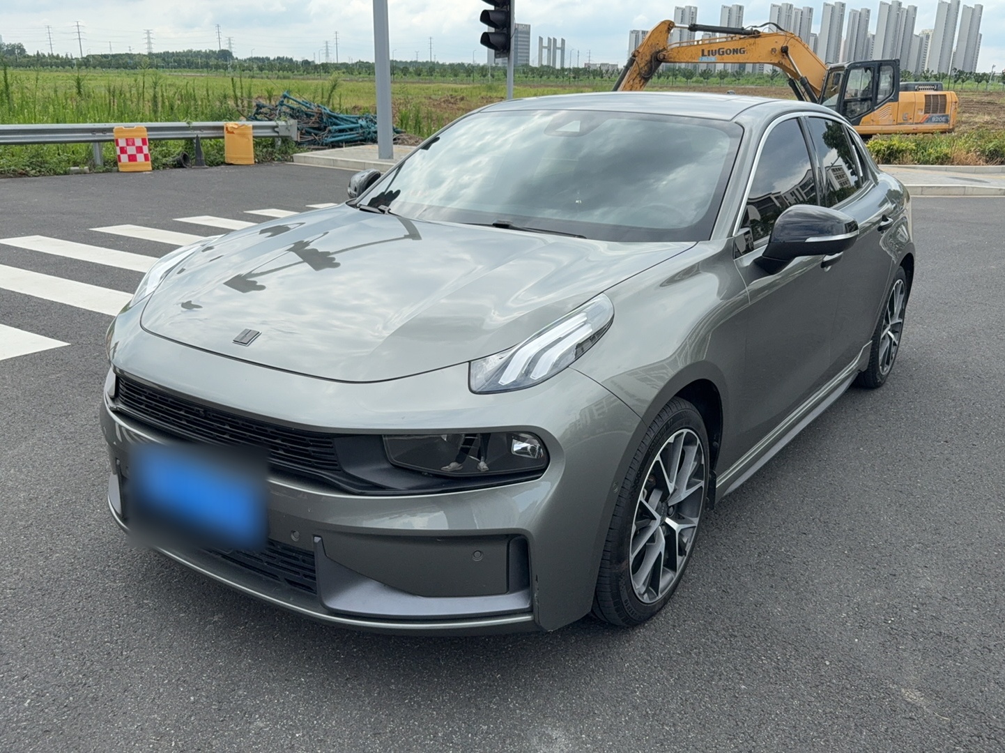 Под передней частью автомобиля