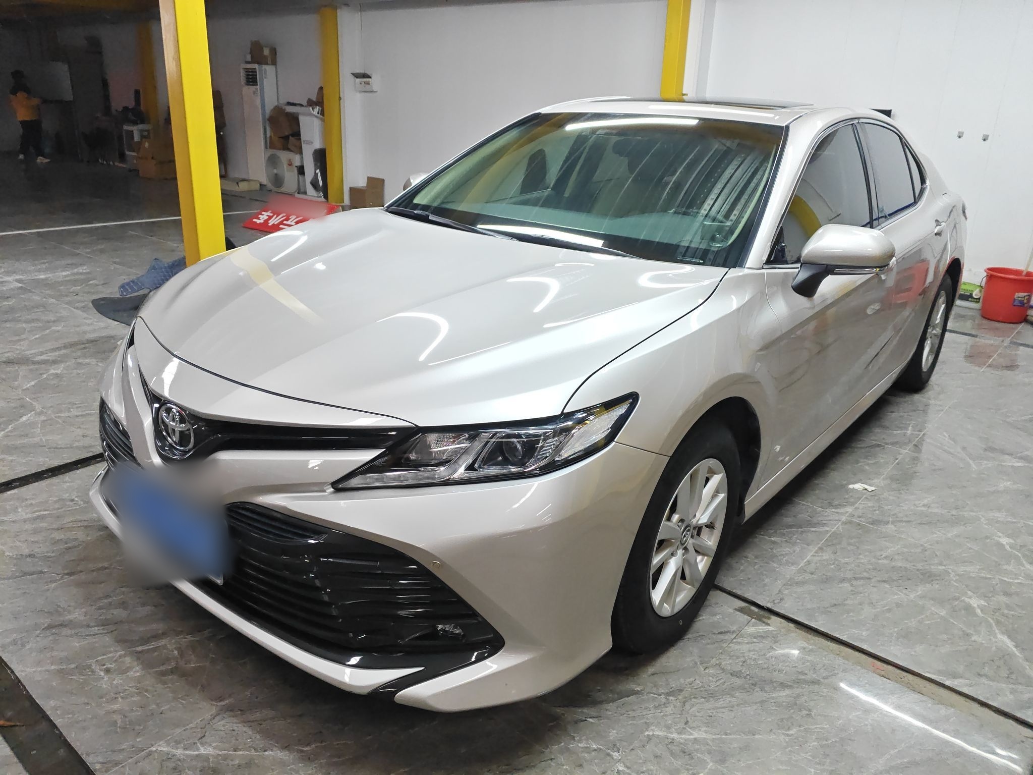 Под передней частью автомобиля