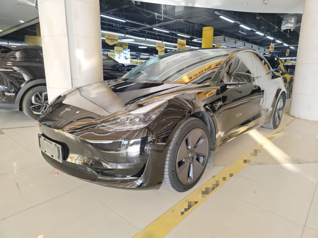 Под передней частью автомобиля