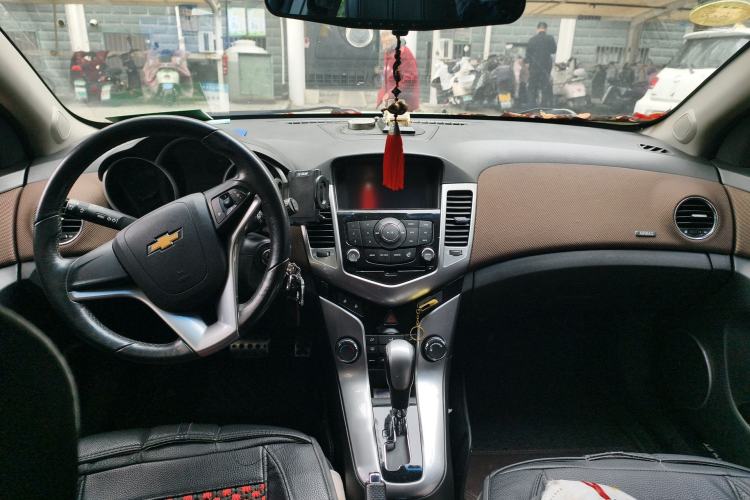 Used Chevrolet Cruze 2013 Hatchback 1.6L Automatic Luxury Model Center Console