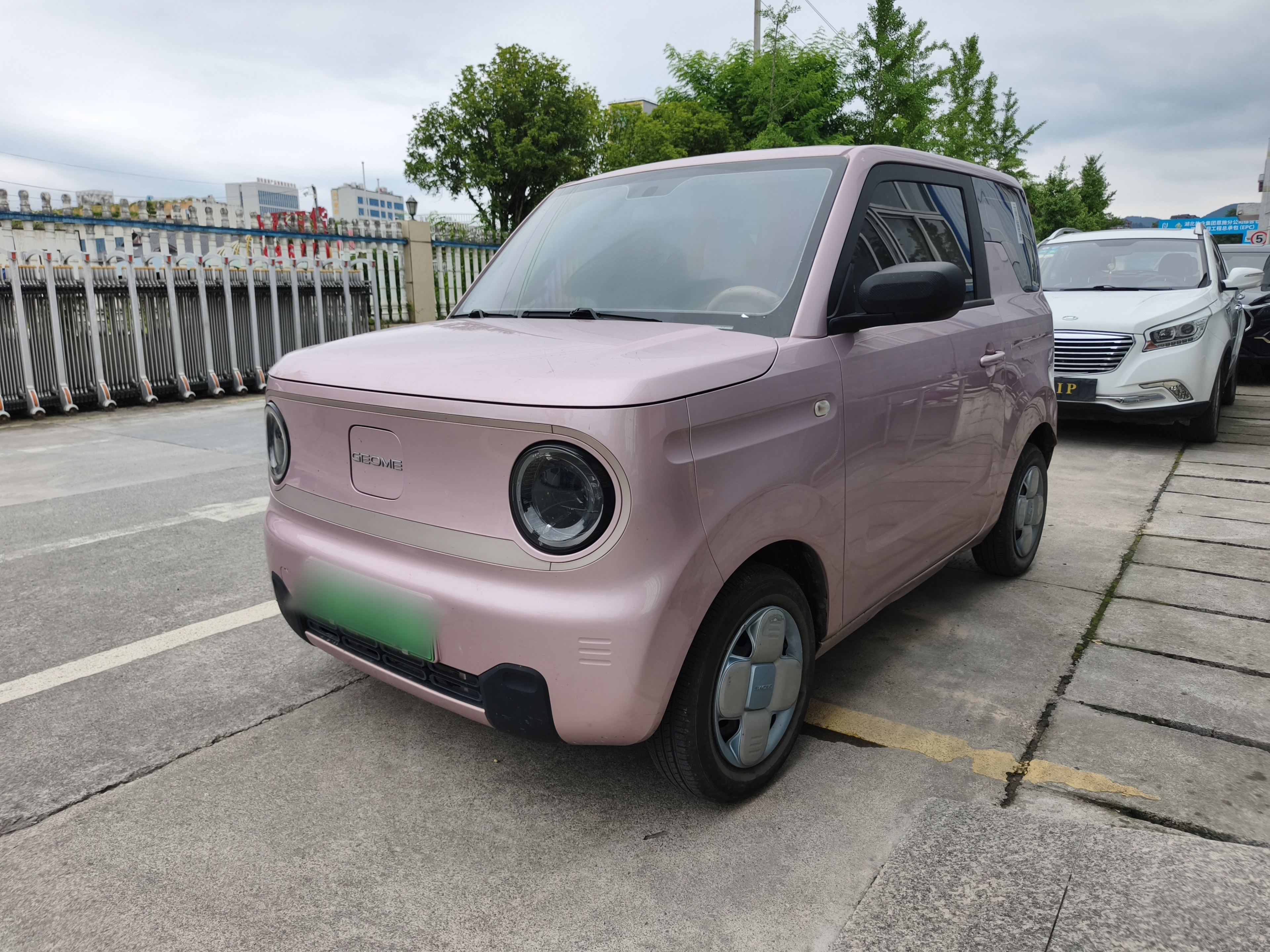 Unter der Vorderseite des Autos