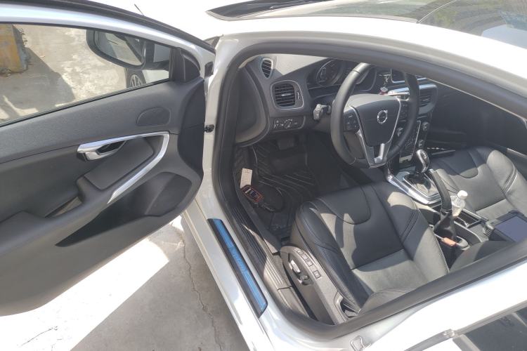 Used Volvo V40 2017 T3 Zhiyi Edition
