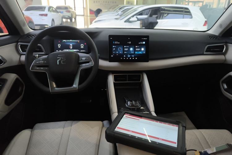 Used BYD Yuan UP 2024 401 km Active Version Center Console