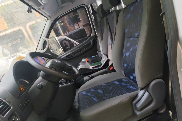 Used Dongfeng Yufeng 2021 2.4T Rear-Drive Van Long Wheelbase High Roof Dual Rear Tires 3-Seater China VI Emission Standard YCY24140-60 Left Front Seat