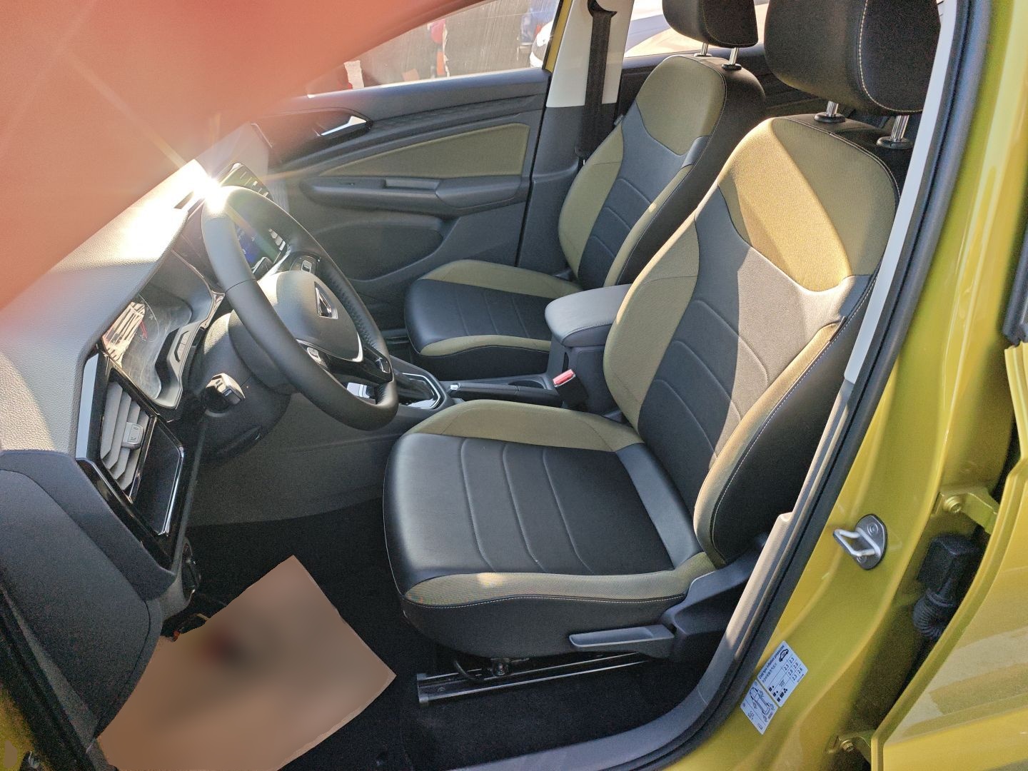 Переднее сиденье в автомобиле