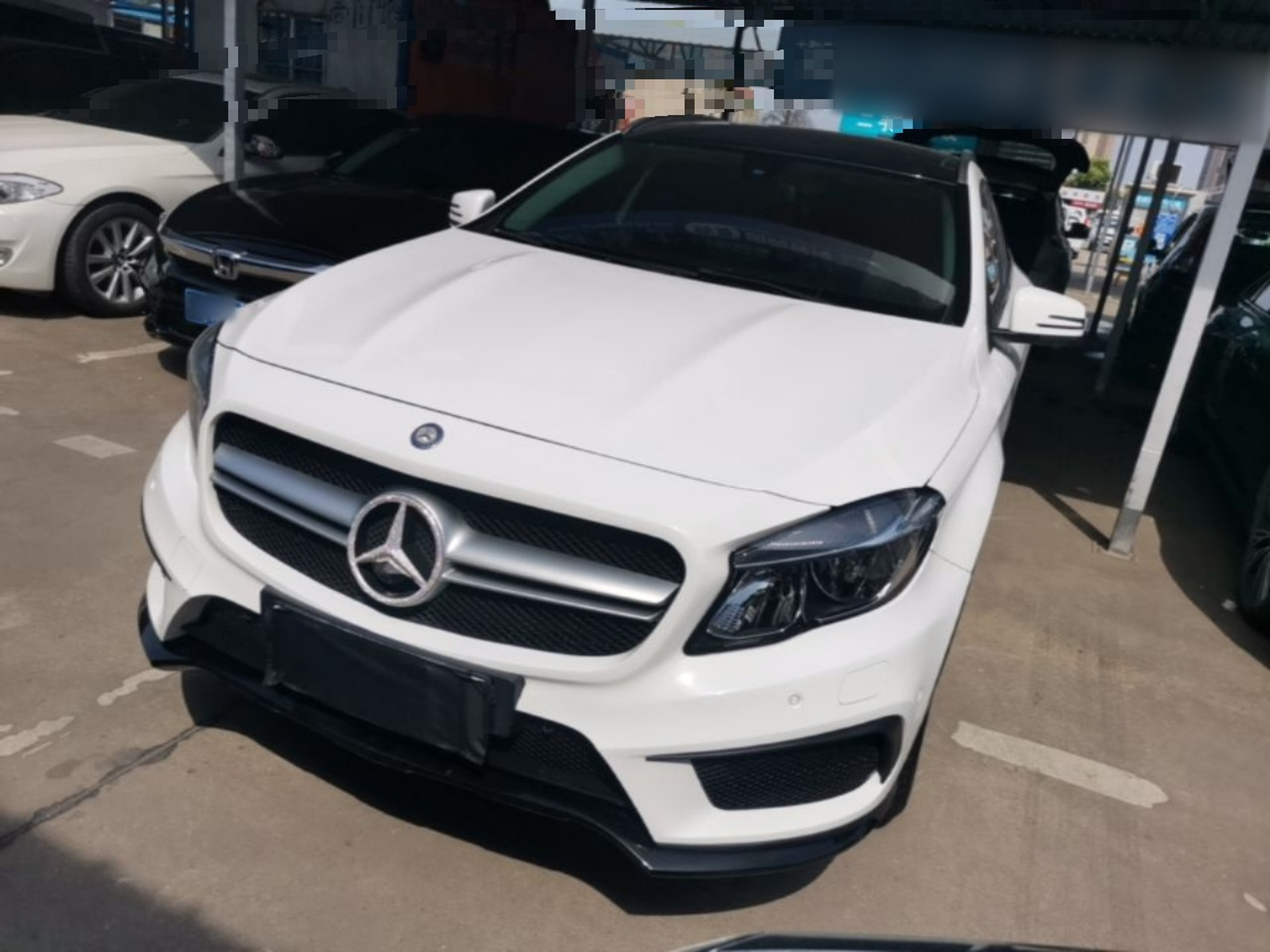 تحت مقدمة السيارة