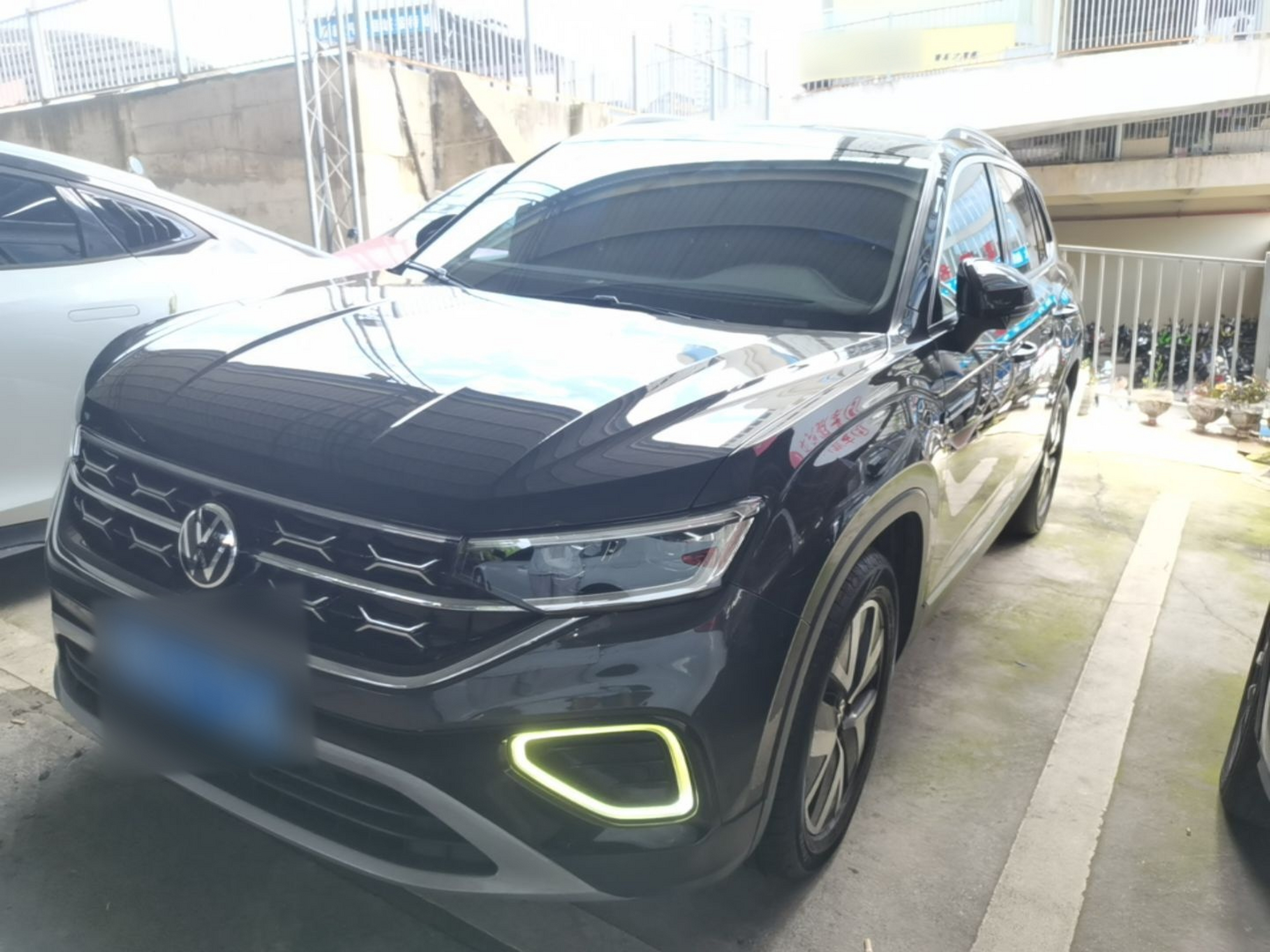 Под передней частью автомобиля