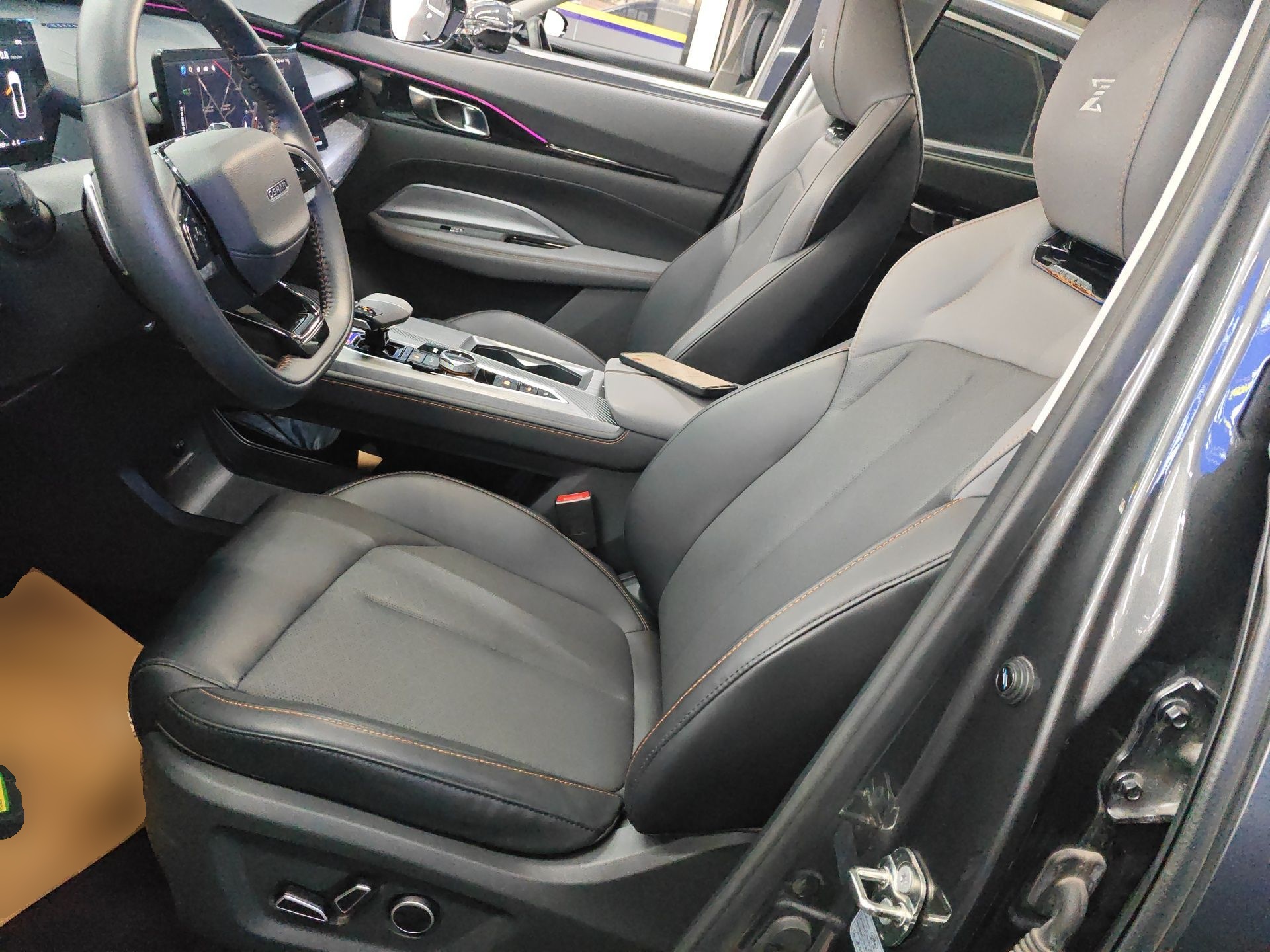 المقاعد الأمامية داخل السيارة