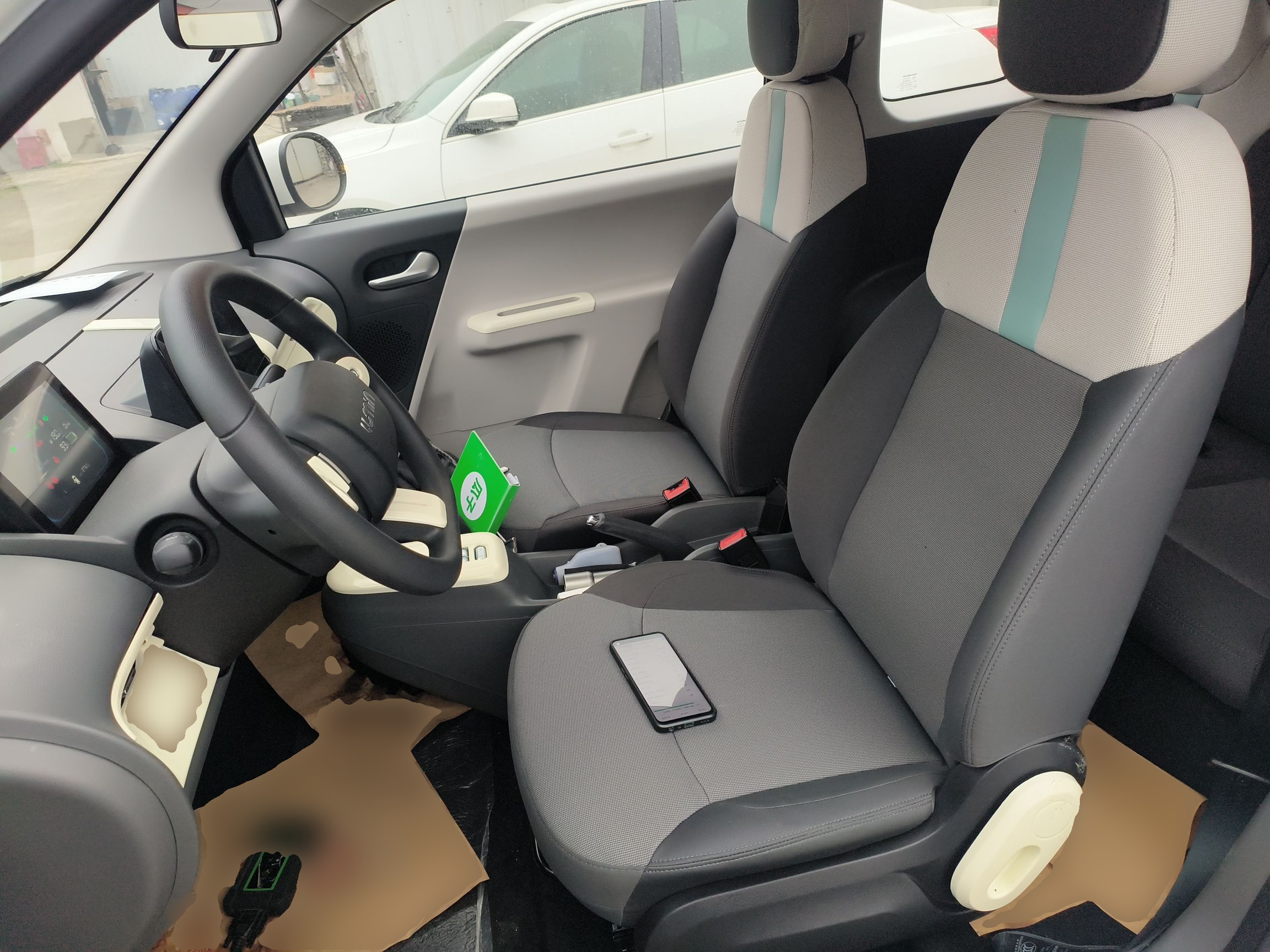 المقاعد الأمامية داخل السيارة