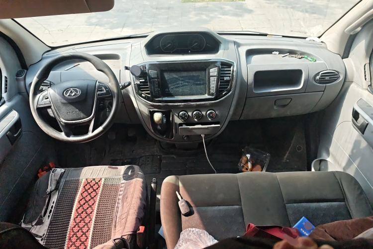 Used SAIC MAXUS Xintu V80 2018 2.5T 6-Speed Manual Aoyuntong Short Wheelbase Mid-Height 5-6 Seater Center Console