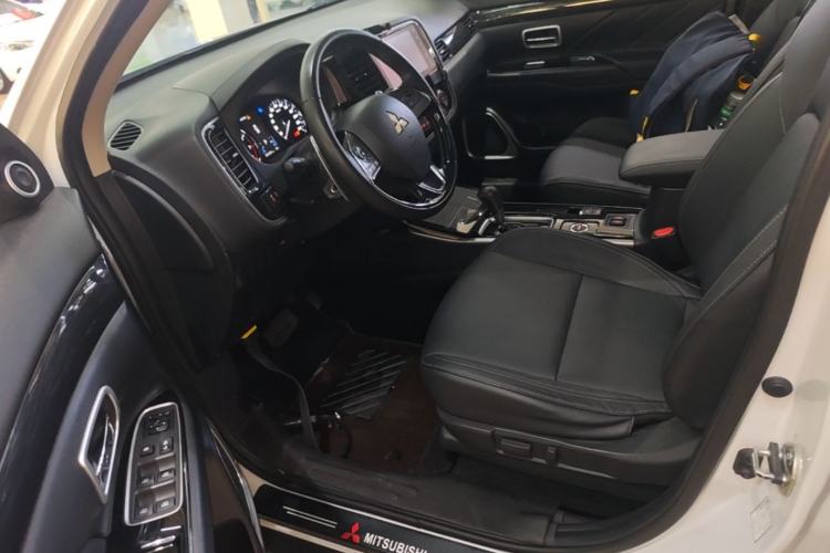 Used Mitsubishi Outlander 2019 2.4L 4x4 Zhi Xiang Edition 7 Seats China VI Standard