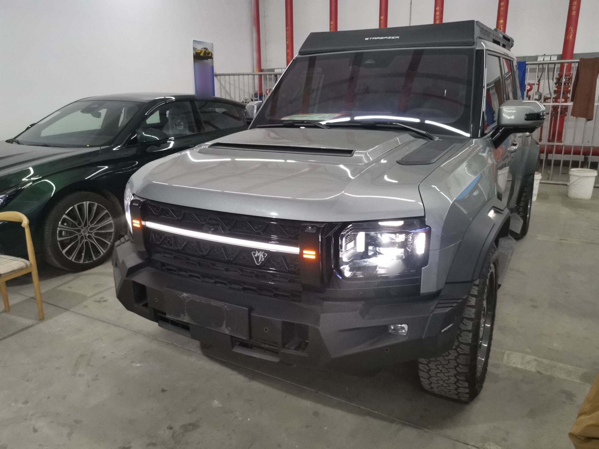 تحت مقدمة السيارة